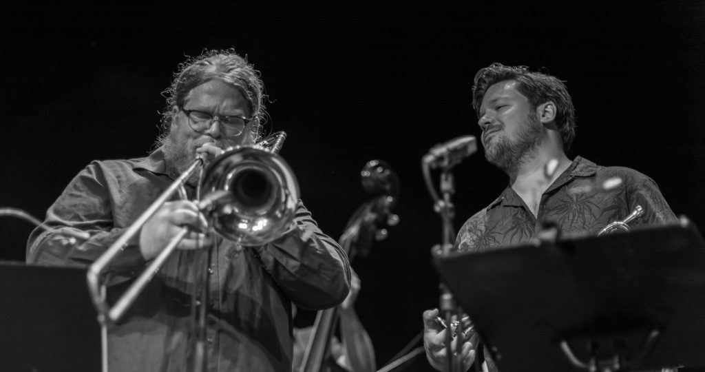 Demonstrasjon av korrekt lyttemodus under trombonesolo. Foto: Kjetil Valstadsve