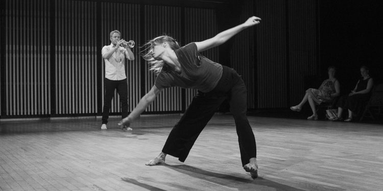 Flott samspill på scenen i Teatret Vårt